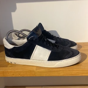 Mörkblå Valentino flycrew skor - Säljer nu dessa riktigt snygga och trendiga Valentino flycrew skor i den mest eftertraktade färgen, mörkblå för endast 3599!  Att hitta mörkblå flycrews i detta bra skick är svårt. Skorna är i ett mycket bra skick, bortsett från att den vänstra skon saknar 3 nitar och den vänstra endast 2. Vid frågor och funderingar är det bara att höra av sig!