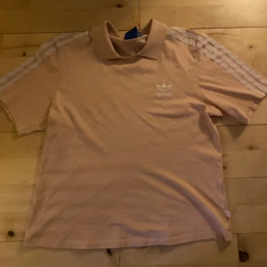Rosa pikétröja från Adidas - Säljer en snygg rosa pikétröja från Adidas, köpt från Sellpy för 60, säljer för 30kr <3 