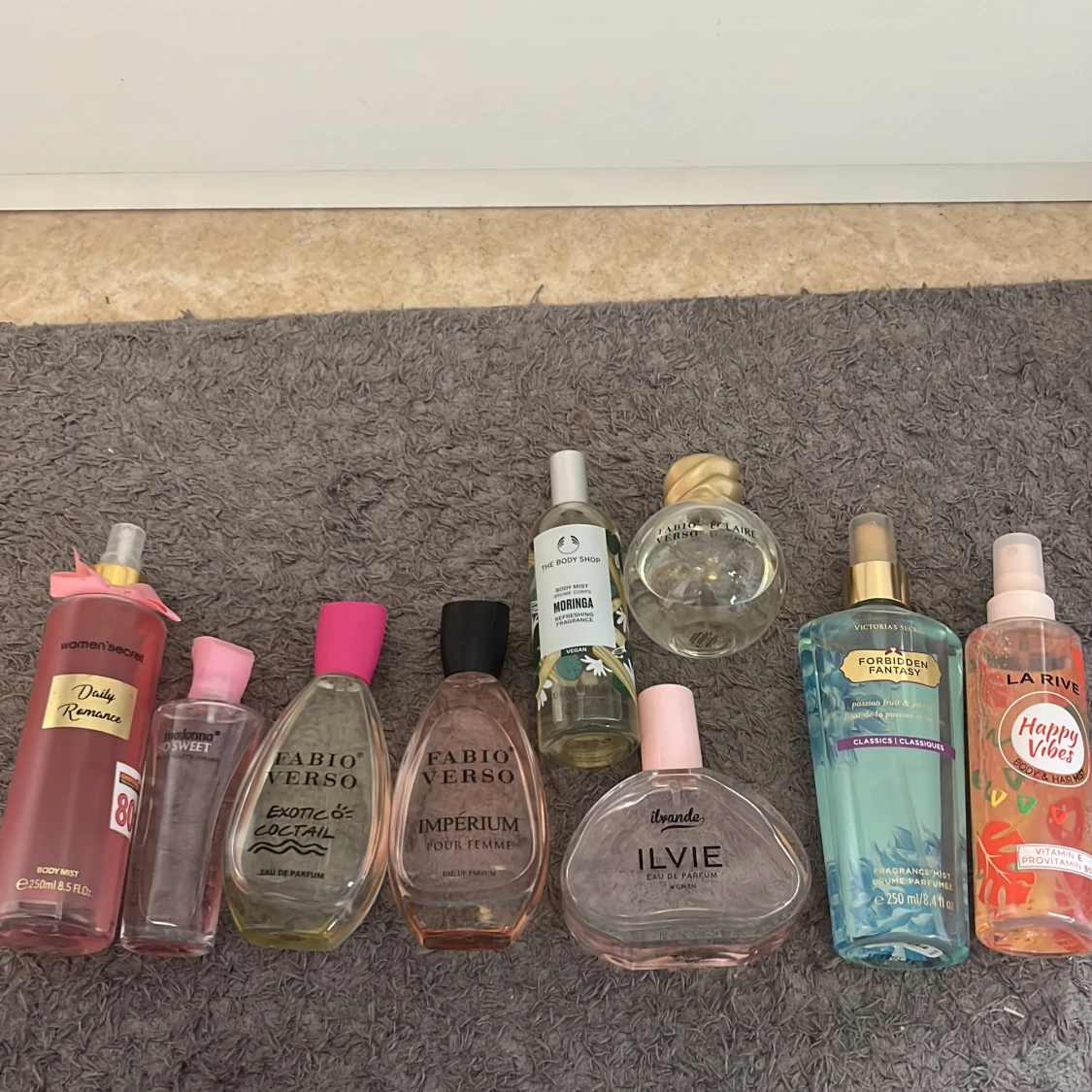 Samling av parfymer och body mists alla för 100kr