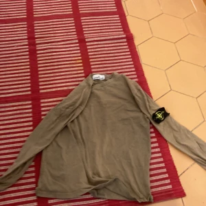 Beige långärmad tröja från Stone Island - Säljer en beige långärmad tröja från Stone Island. Som jag tror är fale men kan va äkta.