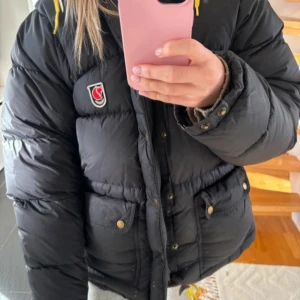 Svart Fjällräven jacka - Superfin fjällräven vinter jacka i den gammla modellen. Toppen skick inga defekter ❣️