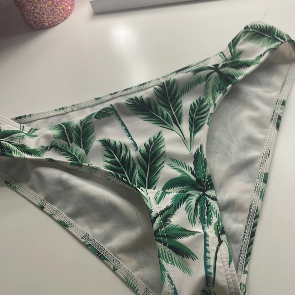 Vit och grön bikini med palmbladsmönster - 2