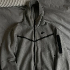 Nike Tech - Säljer en grå Nike tech, använd men inte så synligt. Pris går att diskutera!!