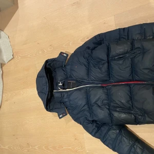 Jacka - Hej! Säljer min fina Tommy Hilfiger jacka, storlek 164 de vi säga s-m. Köpte den på nk för 2 år sen för cirka 2500, den är i hyfsat skick lite små skavanker men inget stort. Priset kan diskuteras vid snabb affär  Hör av er vid intresse eller vid fler frågor! Finns i nacka om man vill komma och kolla kan även skickas👍🏻