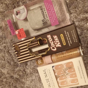 Sminkset  - Paket med Real Techniques sminkhållare, SHEGLAM Cocoa Kiss läppduo i bruna nyanser och Essence Hello Good stuff Perfekt för en komplett sminkrutin. Även naglar. 100 kr för allt. Läppduon är testad en gång.