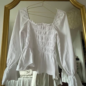 Söt topp - Jättesöt volangtopp! Knappt använd💘