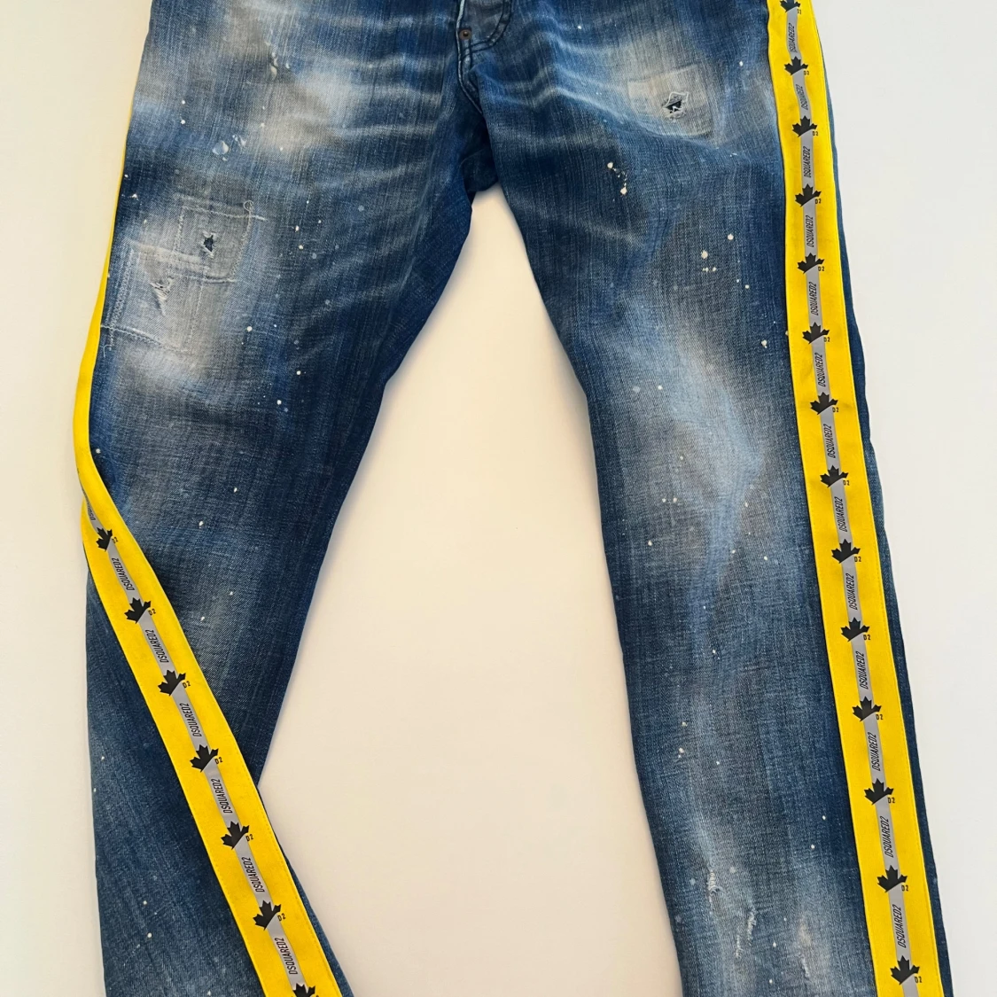 Jeans med gula detaljer från Dsquared2