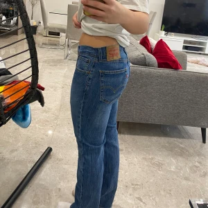Blå jeans från Levi's - Säljer ett par klassiska blå jeans från Levi's. Det är en mer tight kvinnlig modell. Väldigt bra skick, också thriftat från Barcelona. De fungerar bra på mig som brukar ha 36/38 i byxor. 