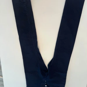 Svarta jeans från Dsquared2 - Snygga svarta jeans från Dsquared2 med en klassisk design. De har en rak passform och är tillverkade i ett slitstarkt material. Perfekta för en stilren look. Aldrig använda..