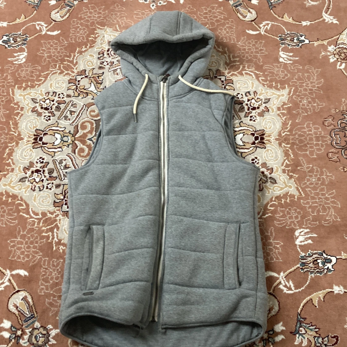 Grå väst med huva från Denim Day