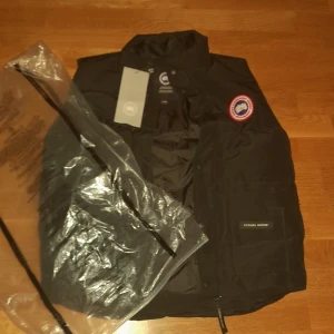 Canada Goose crew freestyle vest - Helt ny! Storlek M vid frågor är det bara att skriva. Kvitto finns om man vill ha