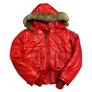 Röd pufferjacka med päls❤️ - Snyggaste röd pufferjacka med huva och pälsdetalj. Jackan har broderade mönster och praktiska dragkedjor på fickorna. Jackan är glansig ännu finare i verkligheten. Storlek S och den stämmer! Super fin verkligen jag rekommenderar! Skriv vid funderingar💋