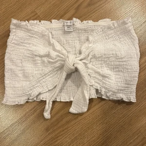 Vit ribbad tubtopp  -  söt vit ribbad tubtopp från newyorker storlek m/l men sitter som s