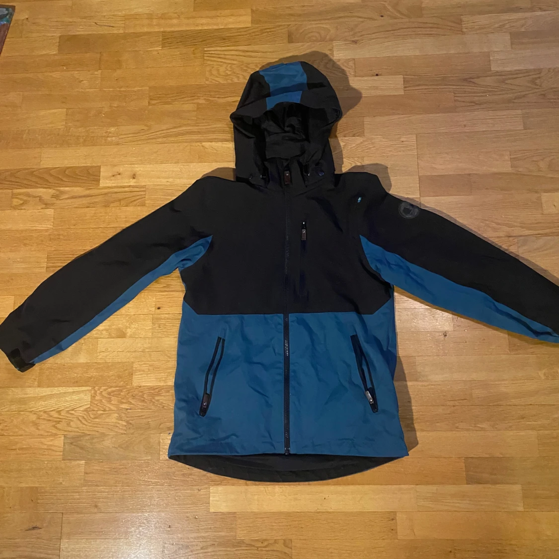 Blå och svart vattentätt jacka från Lindberg