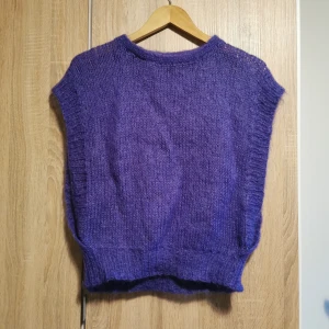Lila stickad väst / ärmlös tröja - Mysig lila stickad pullover väst som går djupt ner på sidorna. 💜 Svårt att uppskatta storlek, men kanske S/M? Kan ta mått. 