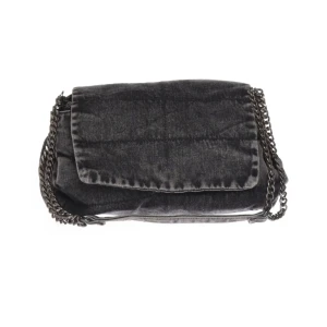 Svart axelväska med kedjedetaljer - Grå denim väska från Zara, rymlig o as snygg men kommer inte till användning tyvärr 💃🏼 köpte för 499kr och tar emot prisförslag 🫶🏼 använd några gånger men bra skick och rymmer så mycke!! 