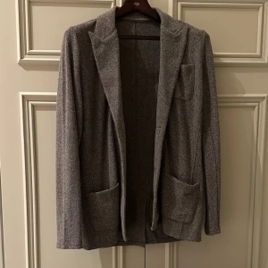 John Henric blazer/kavaj - 🏝️Snyggaste klädesplagget jag ägt🏝️🍹passar vid alla tillfällen ex. Skolan, jobb eller fest!🍹| Nypris: 3000kr | Skick: 10/10 |🚫Svarar ej på skambud!🚫