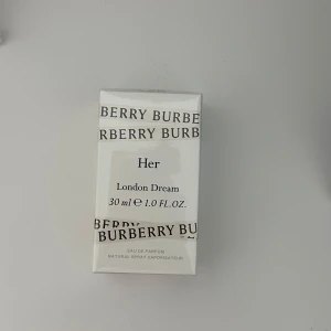 Burberry Her London Dream Eau de Parfum 30 ml - Upptäck Burberry Her London Dream, en elegant och drömlik doft i en stilren vit förpackning. Denna Eau de Parfum på 30 ml kombinerar fräscha och blommiga noter för en modern och sofistikerad känsla. Perfekt för den som vill ha en touch av London i sin doftgarderob.