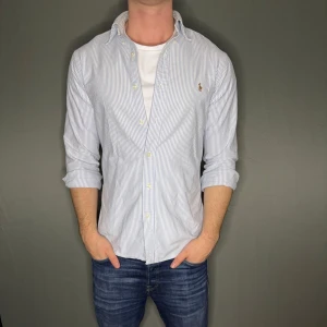 Ralph lauren skjorta - Hej säljer nu min fina Ralph Lauren skjorta i storlek M. Den är i nyskick och kommer vara otroligt snygg i höst/vinter. Nypris cirka 1500kr! Vi kommer att sälja liknande produkter nu närmare vinter så glöm inte följa profilen!🌊🍾