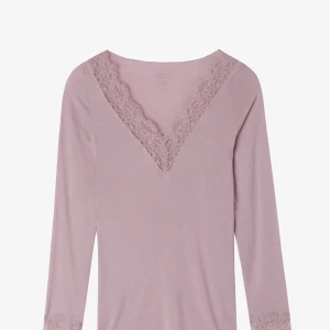 Lila långärmad topp med spetsdetaljer - Säljer en elegant lila långärmad topp med v-ringning och spetsdetaljer längs halsringningen. Perfekt för en stilren look.