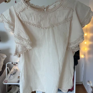 Supergullig blus - Söt Isabel marant liknande blus från mango i ljusrosa, färgen syns inte så bra på bilderna! Aldrig använd men lappen är borttagen 😚💕💕