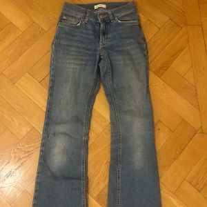 Blå jeans från Gina tricot!!!! - Säljer dessa snygga blå bootcut jeansen från Gina tricot. Hyfsat låg midjade. Säljer eftersom de inte längre passar mig! Priset går att diskutera. Kontakta för fler bilder❤️Inga större defekter. Modellen heter perfect jeans