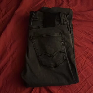 Svarta jeansbyxor - Säljer nu ett par replay anbass i storlek 29/34. Köpte på nk tidigare i år.