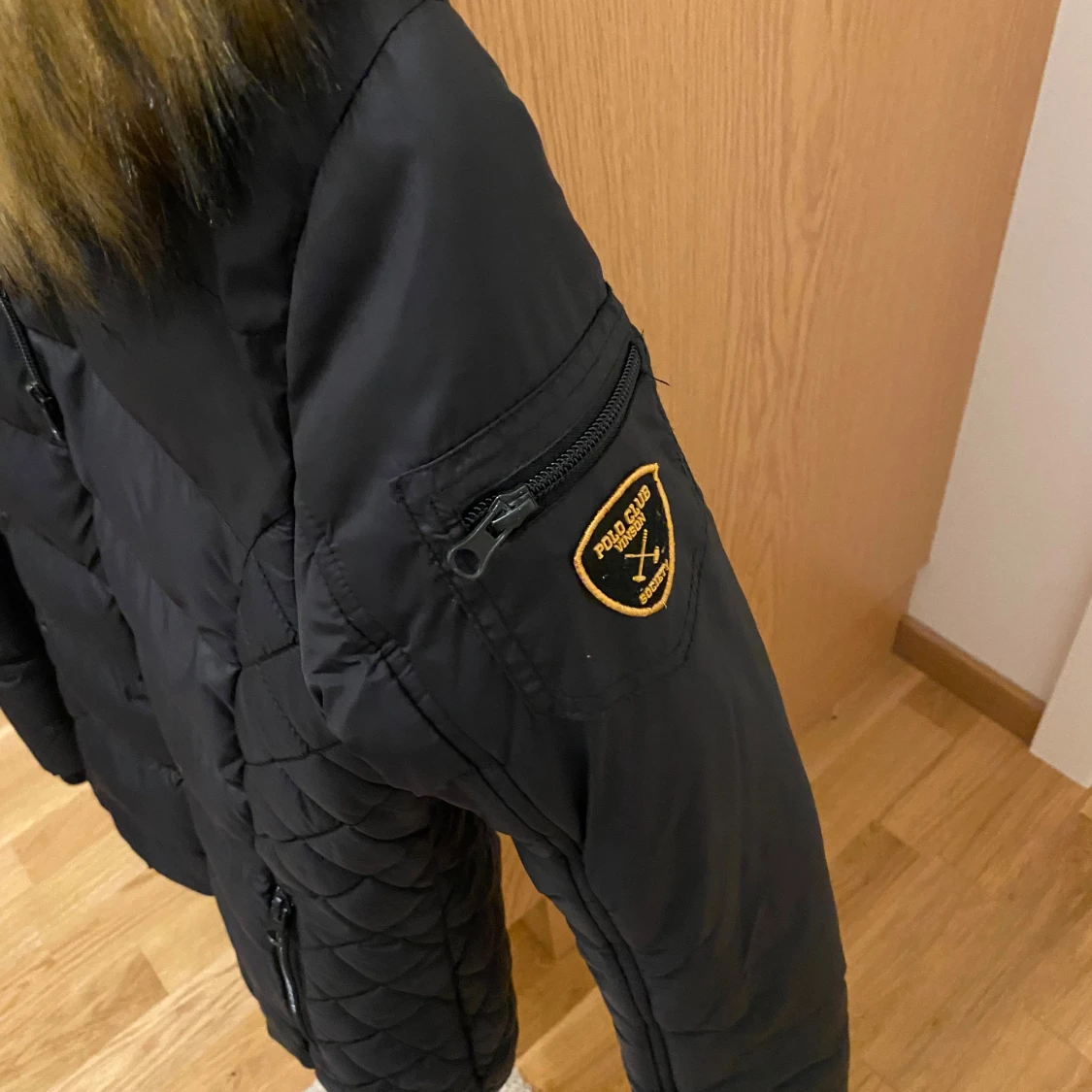 Svart dunjacka med pälskrage från Polo Club - 90