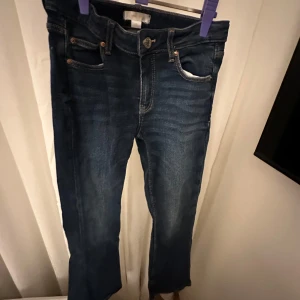 Low waist jeans - Mörkblå low waist jeans ifrån gina young.