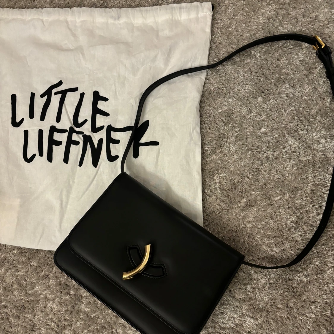 Svart axelremsväska från Little Liffner - 91