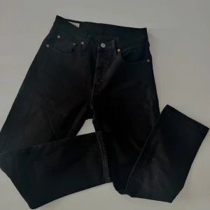 Svarta Levi’s 501 - Snygga helsvarta Levi’s 501 med klassisk design. Mycket bra skick. .