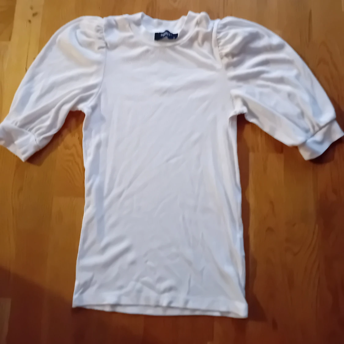 Vit topp med puffärmar