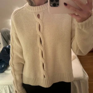 Stickad tröja från Filippa K  - Krämvit stickad tröja från Filippa K i ull och Kashmir. Endast använd ett fåtal gången så i väldigt bra skick 