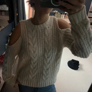 Stickad tröja med öppna axlar - Stickad tröja med öppna axlar så snygg och unik. 