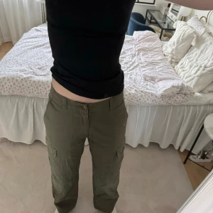 Dickies cargobyxor - Militärgröna cargobyxor från dickies i storlek W31/L32. De är i ett bra skick . Innerbenslängd 74 cm och Midjamått  39 cm.