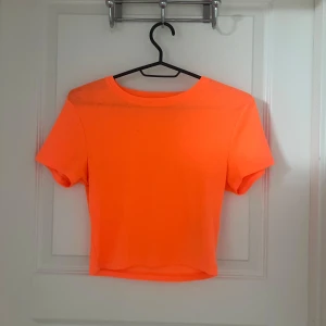 Orange  t-shirt - Vanlig orange t shirt, är i stolen M men passar även S 