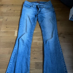 Lågmidjade bootcut jeans  - Snygga blå bootcut jeans från Big Star. Dem är lågmidjade och sitter skit snyggt på! Säljer då dem tyvärr är för små för mig. De är lite slitna längst ner vid byxan och ett av skärp hålen har gått upp (se sista bilden). 💕men annars som nya!