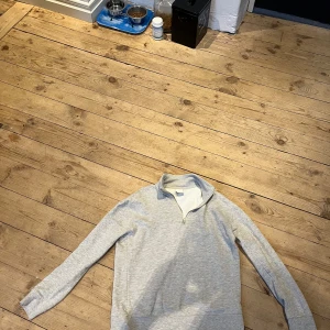 Zara Halfzip - Säljer denna stilrena Halfzip från Zara då jag inte använder den. Ser bra ut till mer eller mindre allt. Pris går att diskutera vid snabb affär 🤝