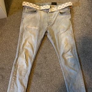 Grå jeans från Revelation - Snygga grå jeans från Revelation med en modern slim passform. De har en diskret slitning på låren och är tillverkade i en bomullsblandning med lite stretch för extra komfort. Inga skador✅⚡️