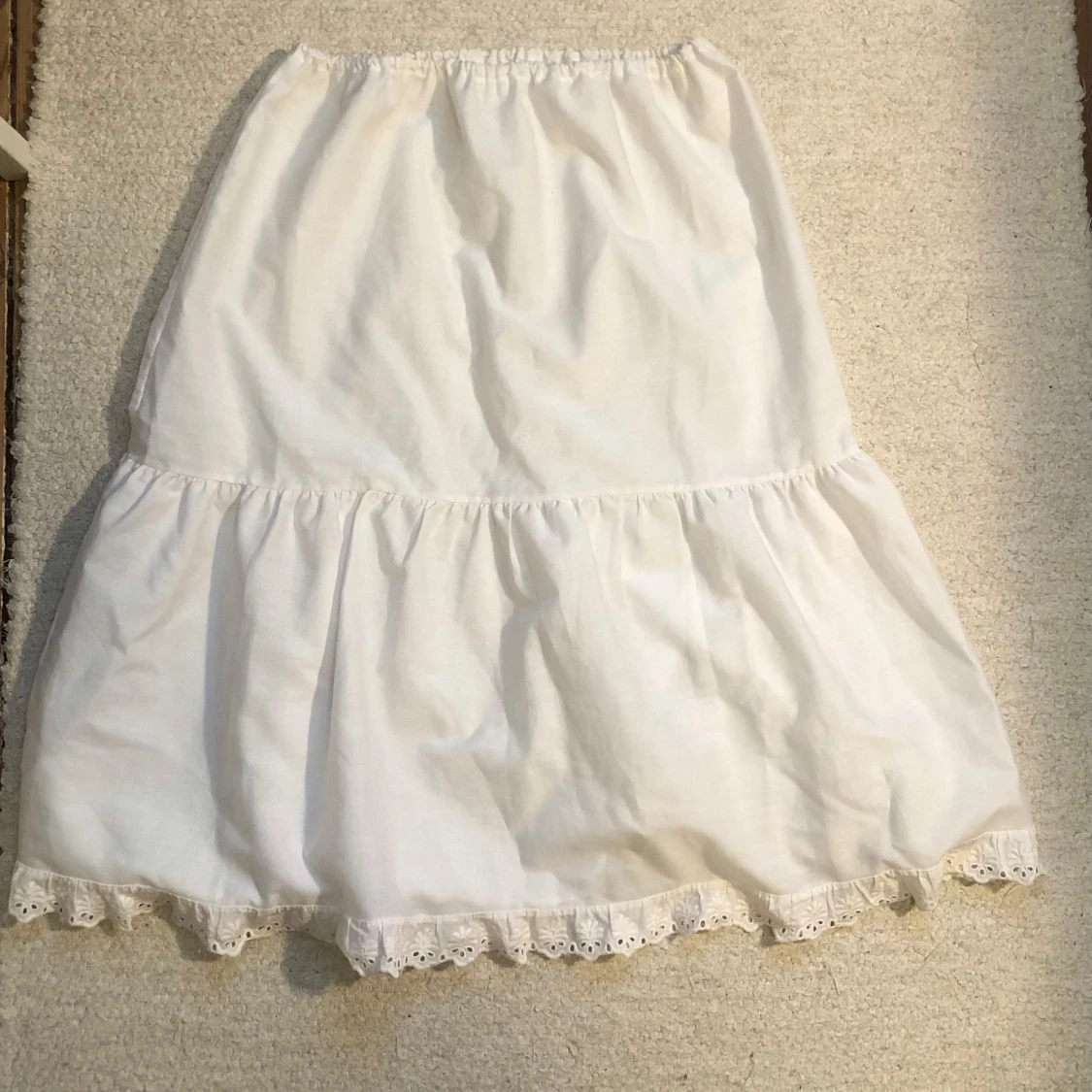 Vit kjol med spetsdetaljer - 90