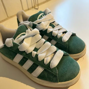 Adidas Campus - Gröna sneakers. I bra skick då dem är relativt nya och sparsamt använda. Tillkommer både gröna och vita snören!  Skostorlek: 38 2/3! 
