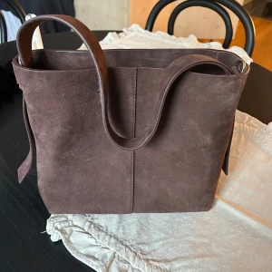 Brun väska, mocka - Så fin brun väska från BeckSöndergaard i äkta mocka! Aldrig använd, nypris ca 1000 kr💕