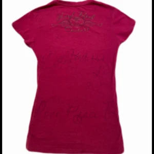 Rosa t-shirt från Hard Rock Café - Snygg rosa t-shirt från Hard Rock Café med tryck på framsidan. 💓