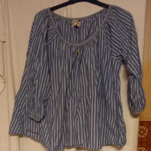 Randig blus av märket Bondelid i storlek M - En skön randig blus av märket Bondelid med trekvarts arm. Storlek M