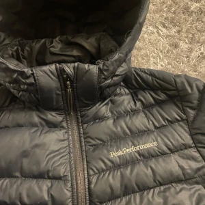 Peak performance jacka - Okej sick ett hål i ena fickan som visas på en av bilderna! Men annars fin storlek 160 passar både kille o tjej 