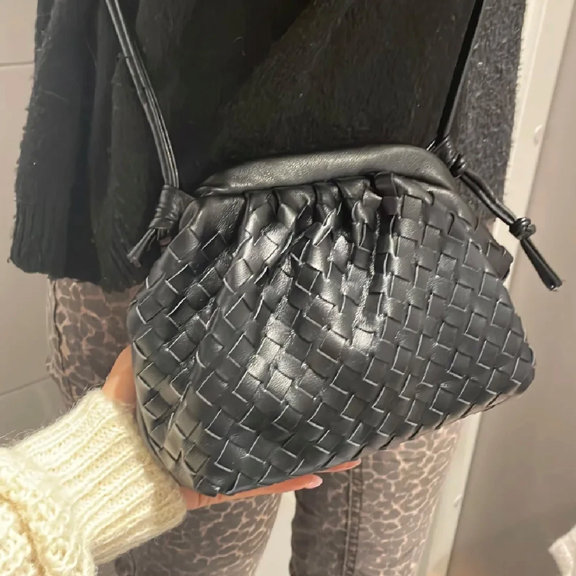 Svart flätad axelväska