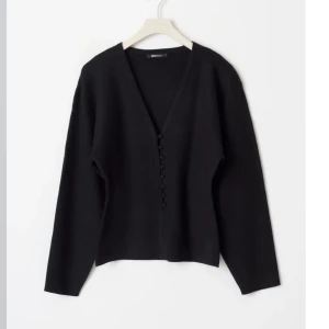 Svart kofta med knappar - Slutsåld kofta från gina, använd 1 gång!!💕💕