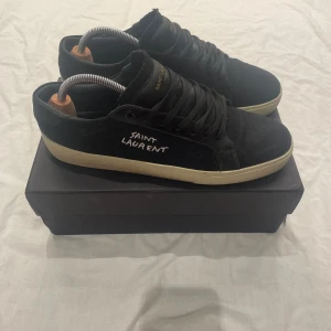 Saint Laurent skor - Säljer ett par eftertraktade YSL skor | skorna är strlk 45 men sitter som 44 | skorna är i väldigt fint skick 9/10 | Box och dustbag medföljer | nypris 7000 | kom gärna med frågor eller bud 