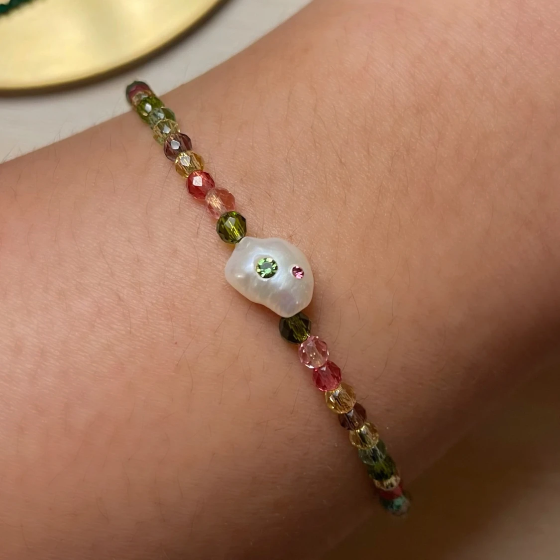 Färgglatt armband med pärldetalj