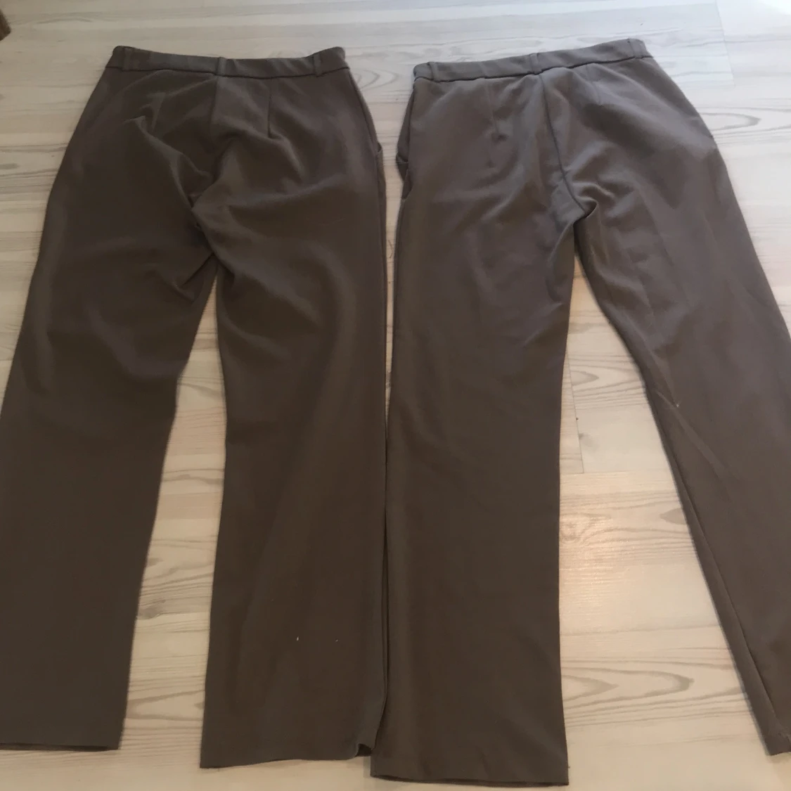 2 par Bruna kostymbyxor - 90